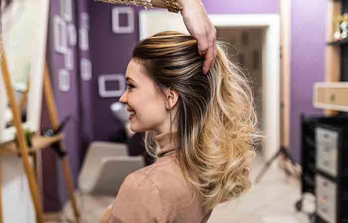 Woman with highlighted hair at a salon for her appointment to maintain her hair highlights and texture